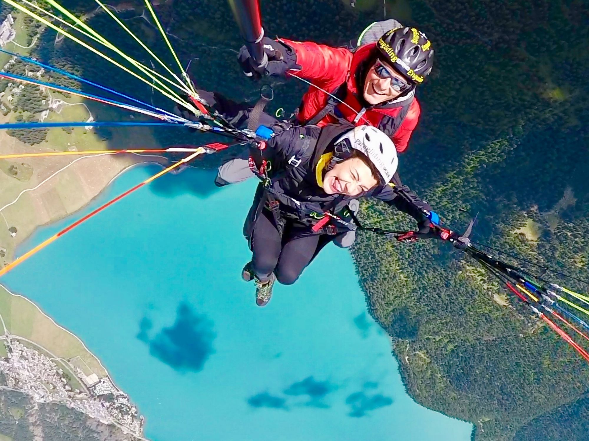 Gleitschirmfliegen St Moritz: Erlebe den Tandemflug über den faszinierenden Engadin See.