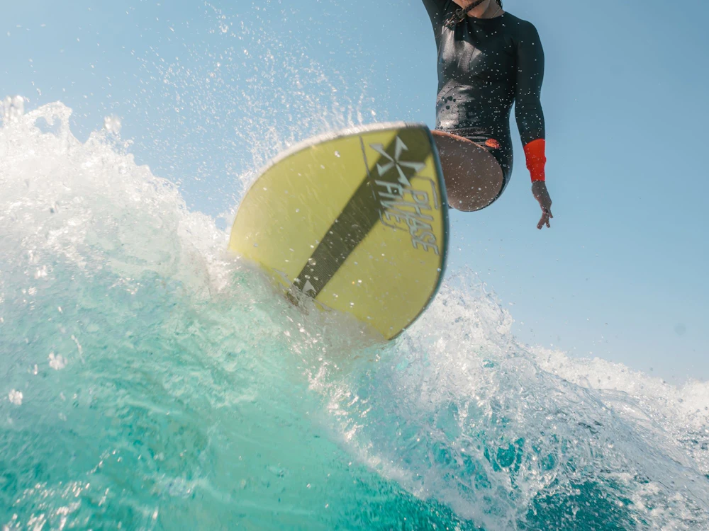 Wakesurfsing: Rasakan momen seru di Danau Zürich dengan kapal pribadi.