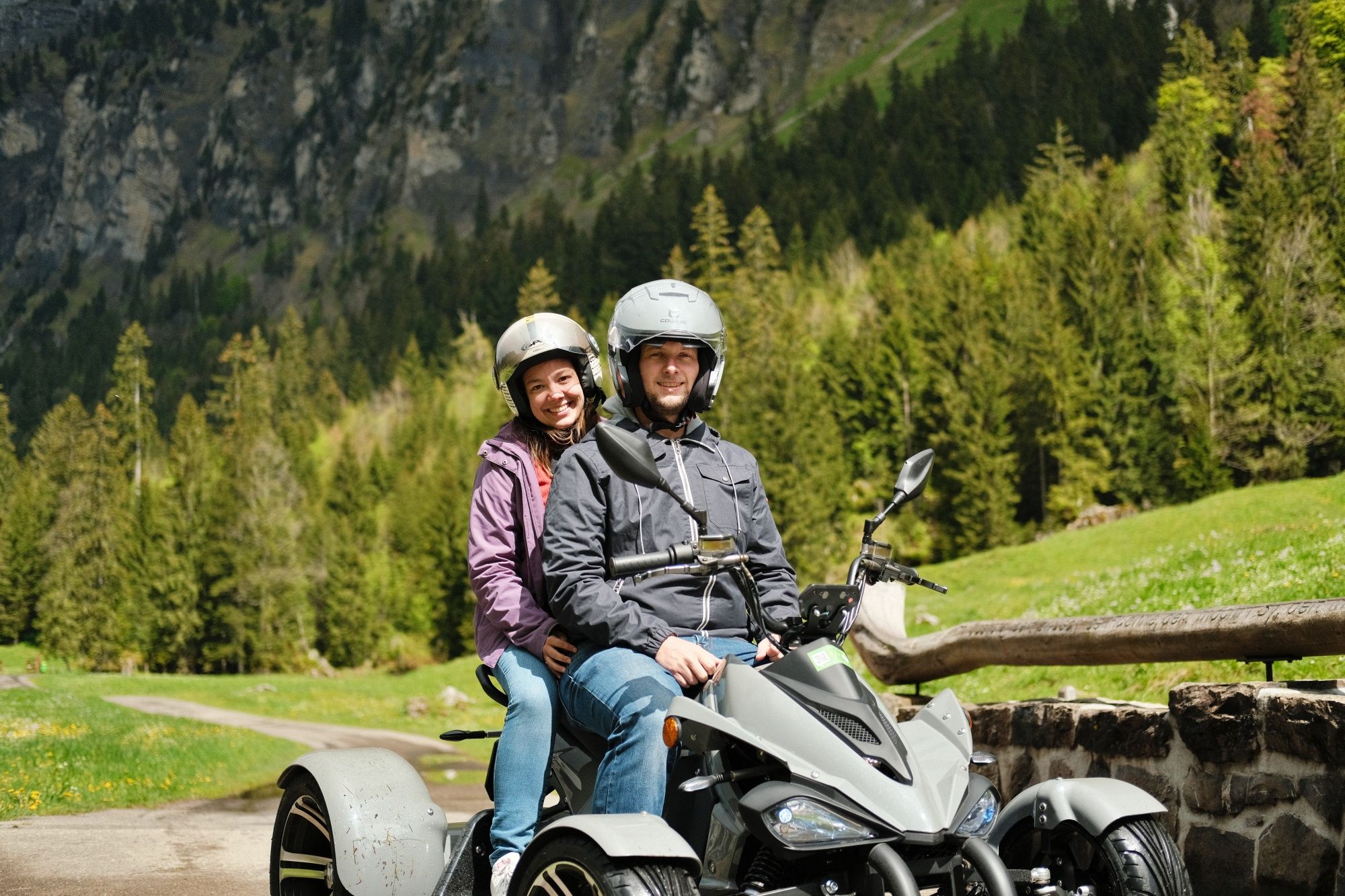 Tour en Quad: Vive emocionantes aventuras en Interlaken rodeado de naturaleza y montañas.
