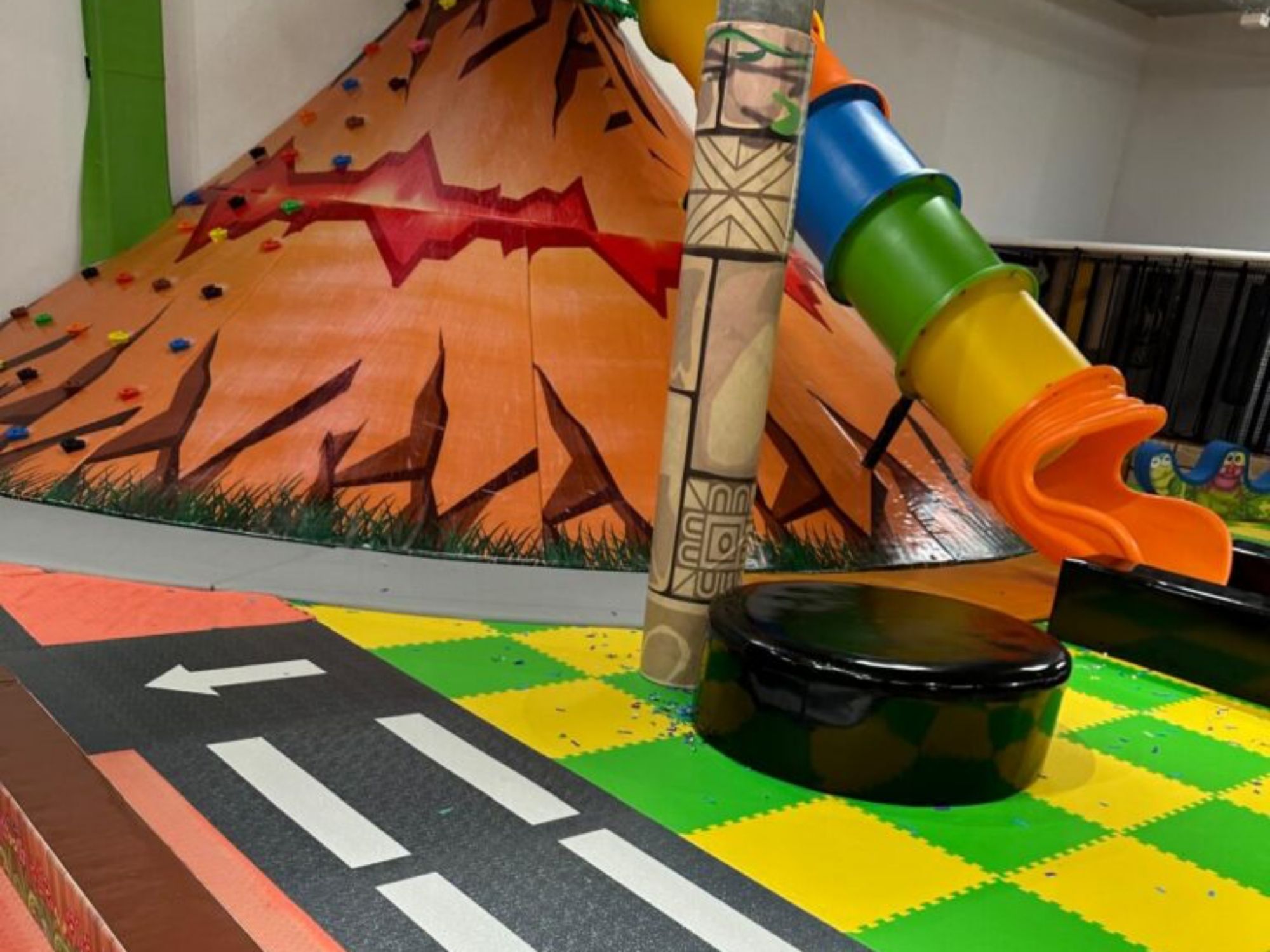 儿童乐园Etoy：适合儿童的刺激游戏区域，设有滑梯和攀爬区。