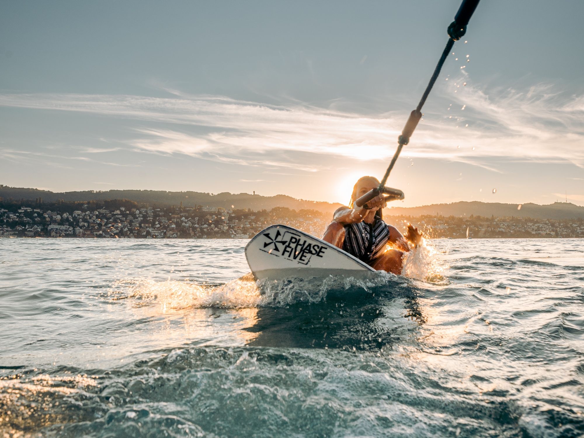 Wakesurfen auf dem Zürichsee mit privatem Boot, perfekte Sommeraktivität auf dem Wasser.