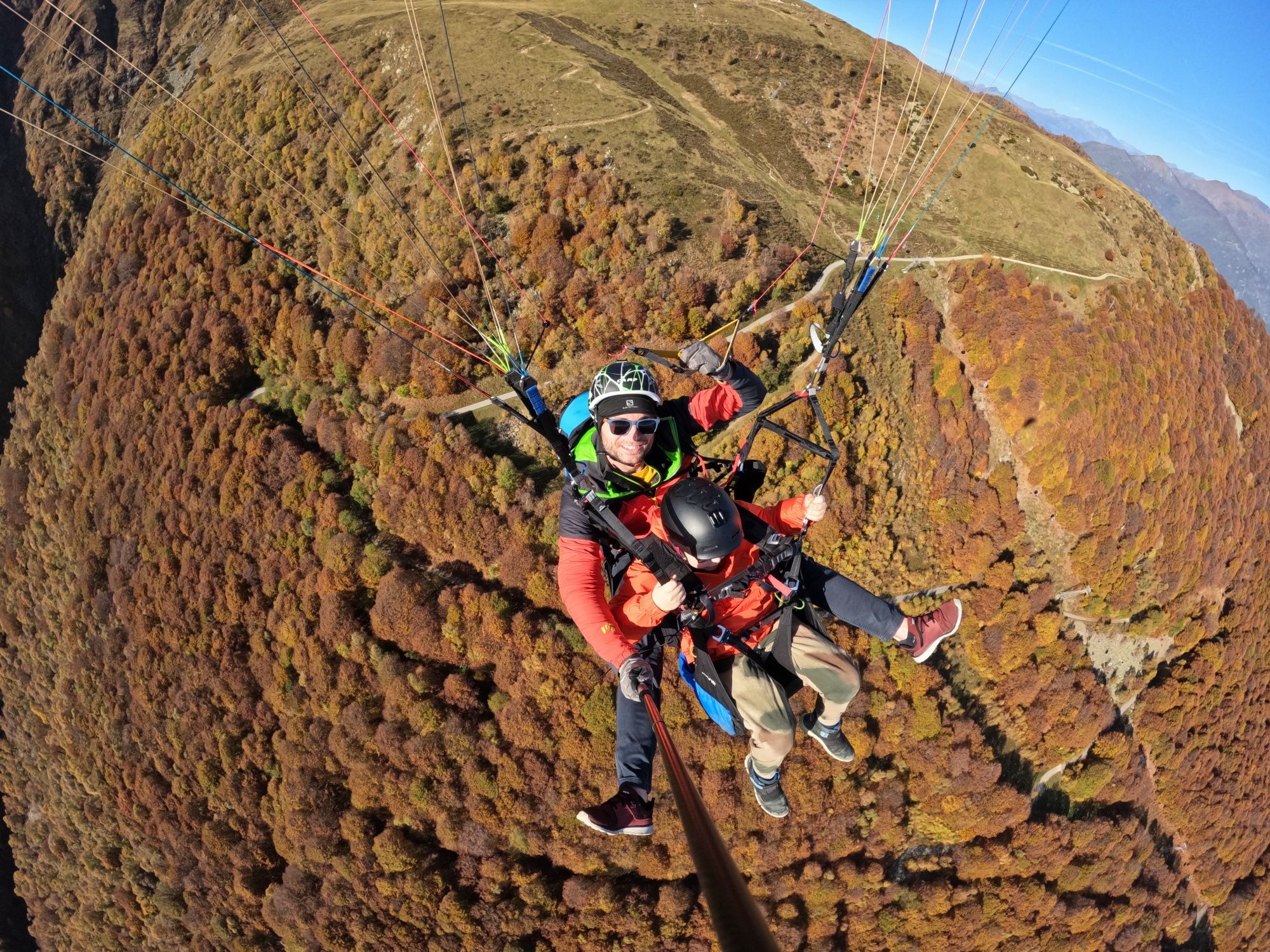 Paragliding: Tandemflug über Monte Tamaro im sonnigen Herbst, herrliche Aussicht auf die Berge.