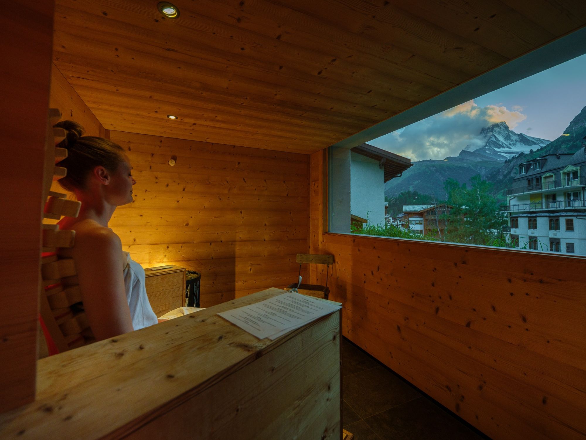 Υπηρεσία υπέρυθρης ακτινοβολίας στο ξενοδοχείο Bella Vista με θέα στα βουνά του Ζερμάτ, χαλαρωτική και άνετη.