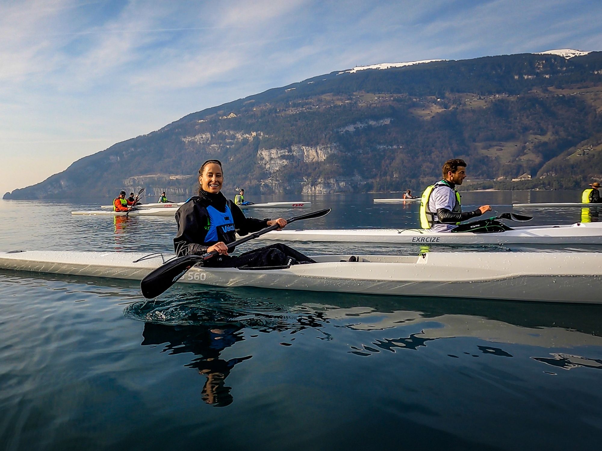 Surfski Basiskurs am Thunersee mit klarer Sicht auf die umliegenden Berge und ruhigem Wasser.
