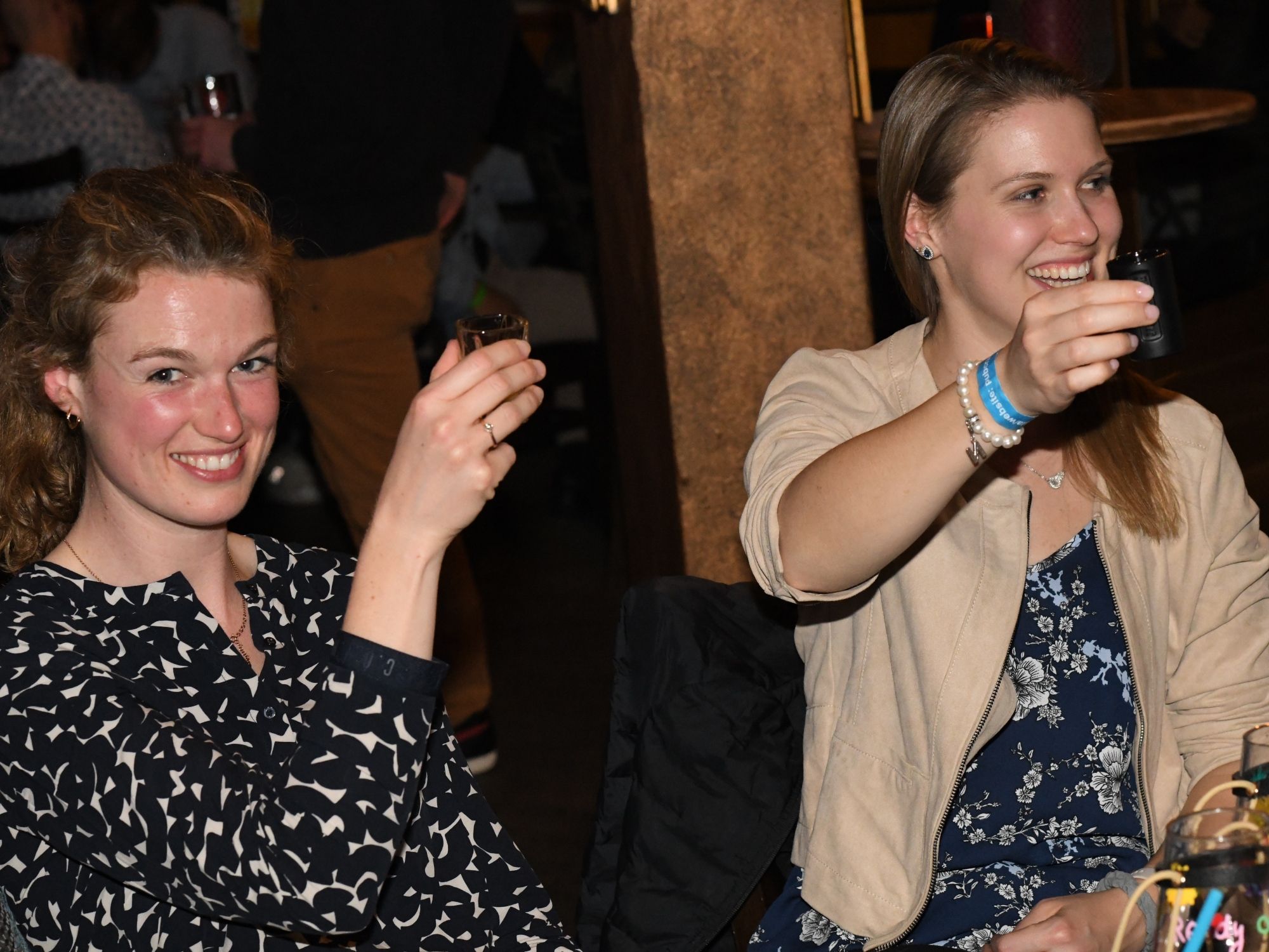 جولة حانات: مجموعة مع مرشد تحتفل في زيورخ مع ألعاب شراب ممتعة