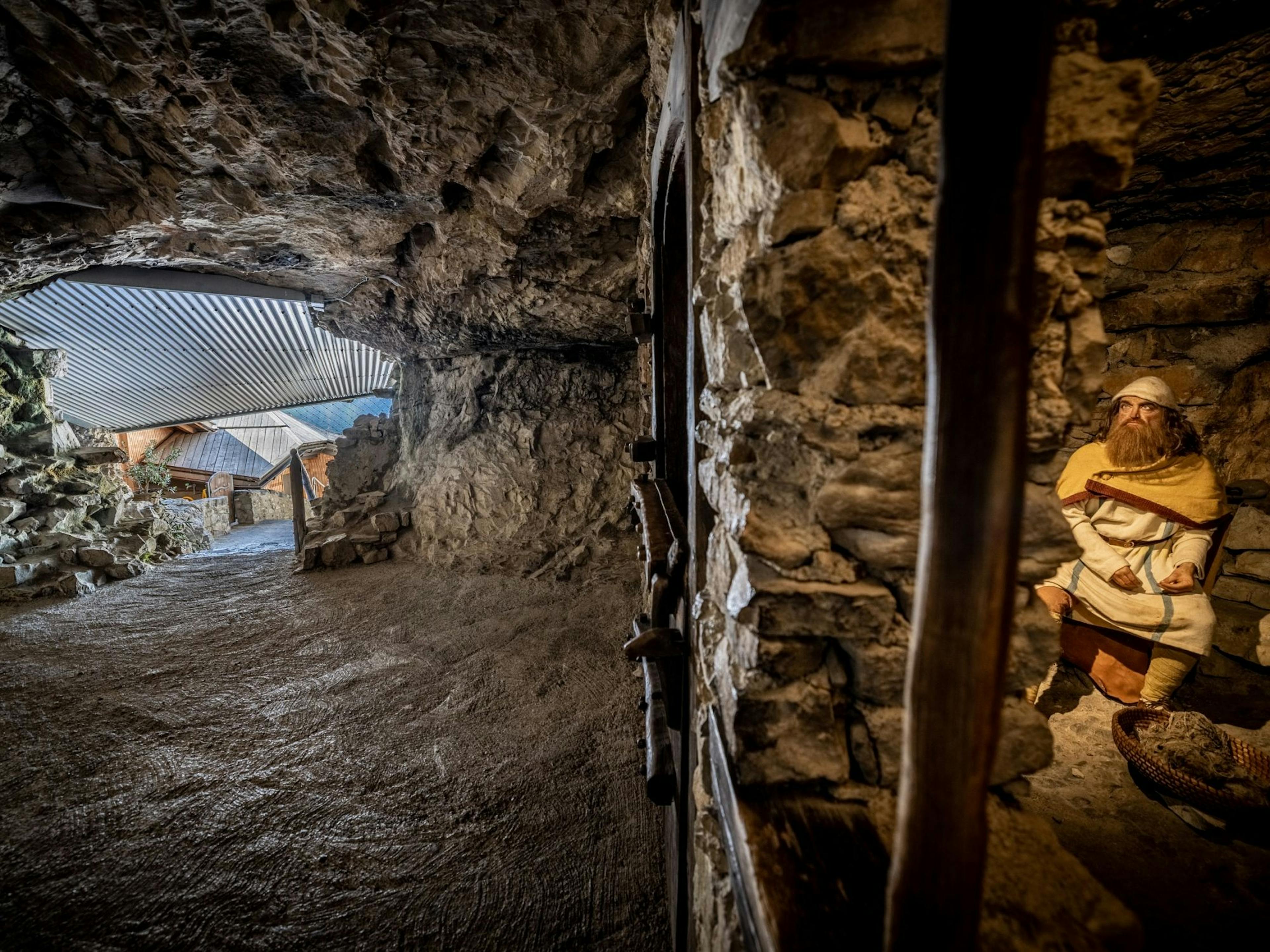 Zwiedzanie jaskiń: Doświadcz tajemniczej jaskini pełnej przygód i zachwycającej natury.