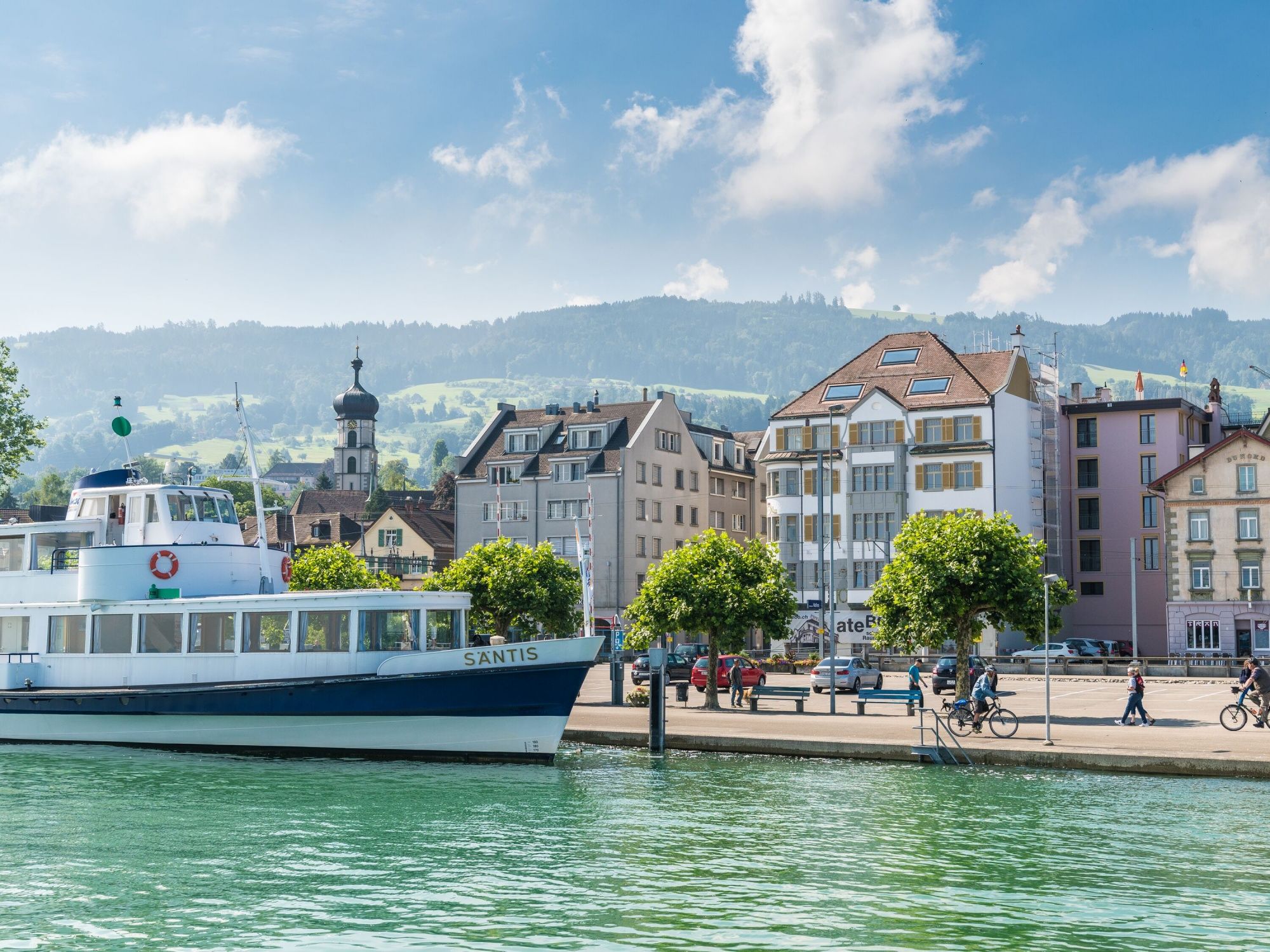 Porto di Rorschach con barca e lungomare, ideale per passeggiate e attività ricreative.