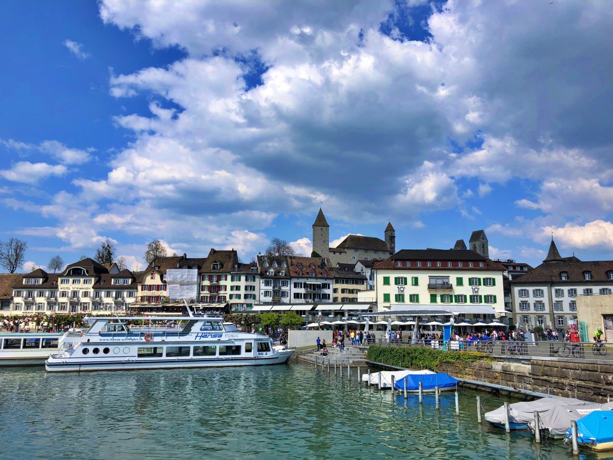 Porto di Rapperswil con barche, ristoranti e il centro storico lungo le rive del Lago di Rapperswil.