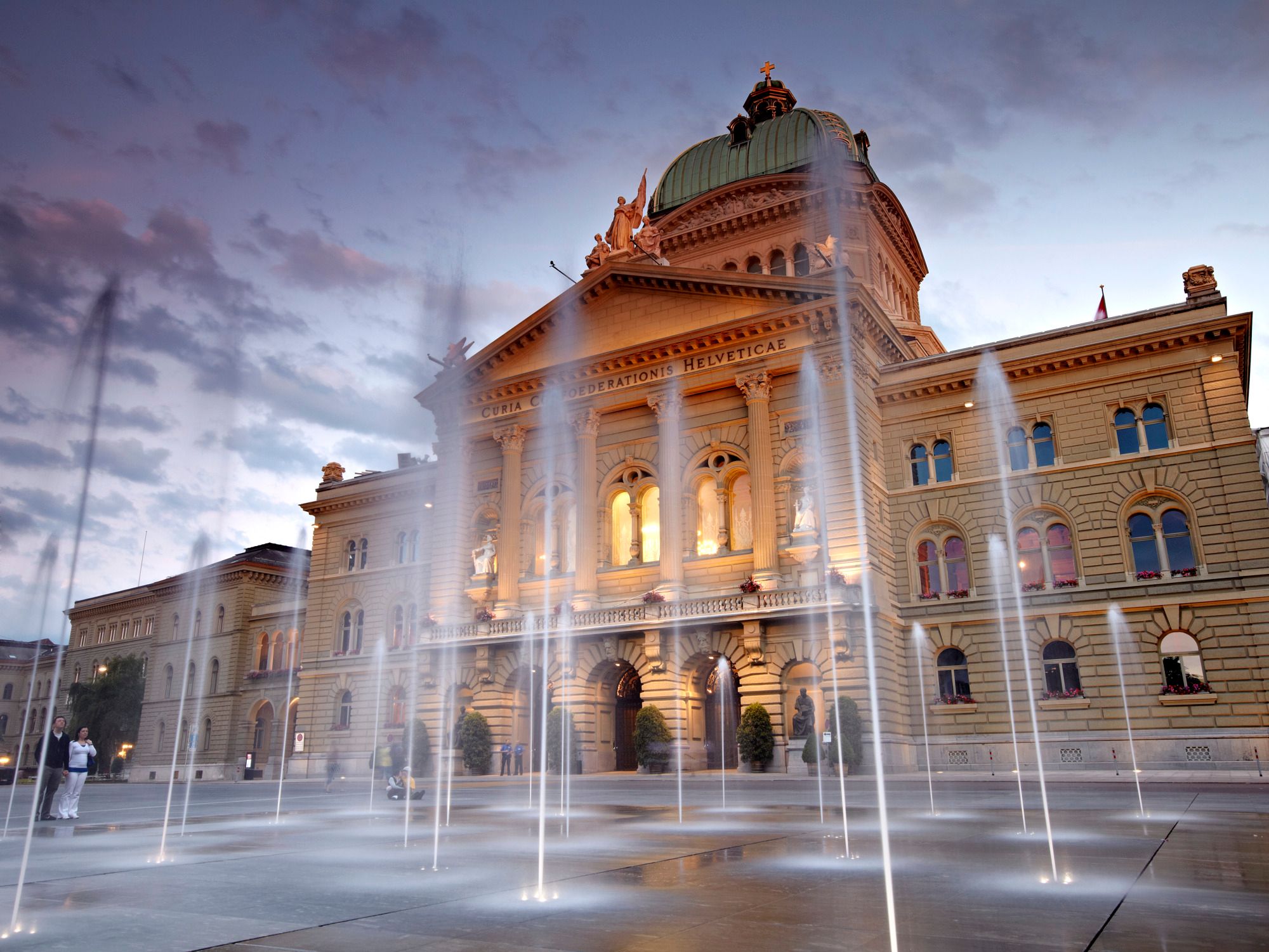 Palais fédéral Berne : un impressionnant bâtiment gouvernemental avec fontaine et ambiance historique dans la capitale.