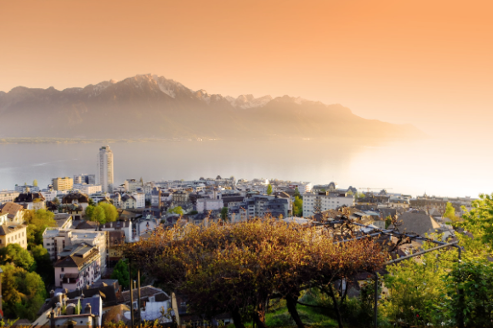 Tramonto a Montreux con vista sulla città e sulle montagne, romantico e a contatto con la natura.