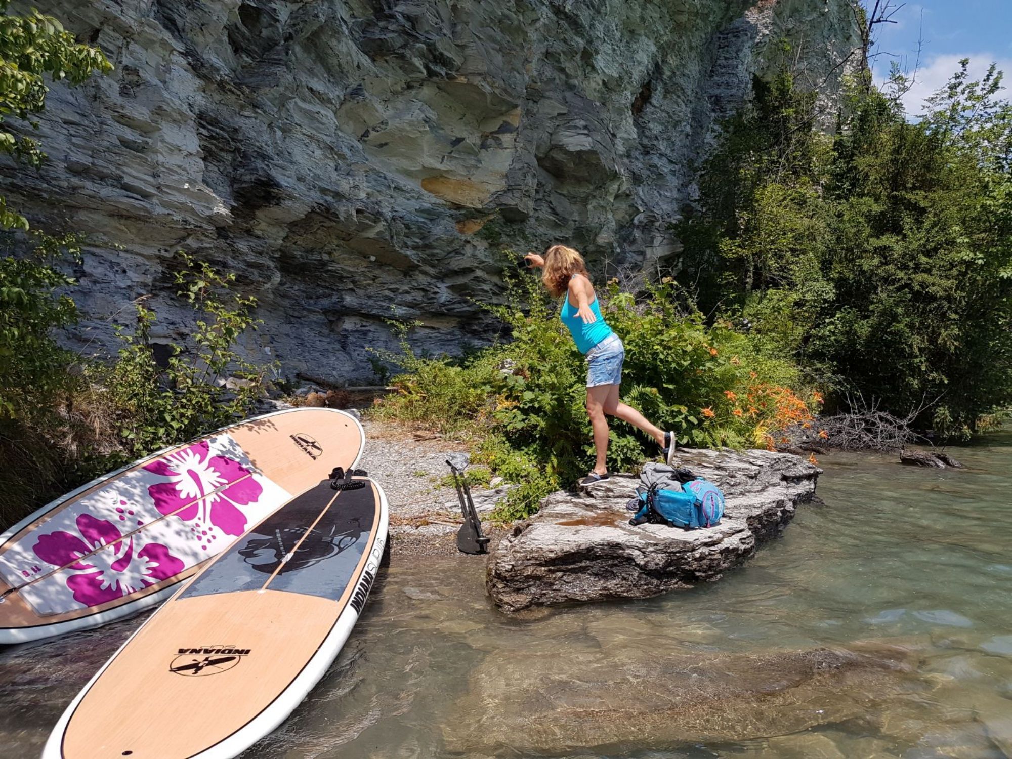 SUP na jezeře Brienz: odpočinek při paddleboardingu v krásné přírodě Švýcarska.