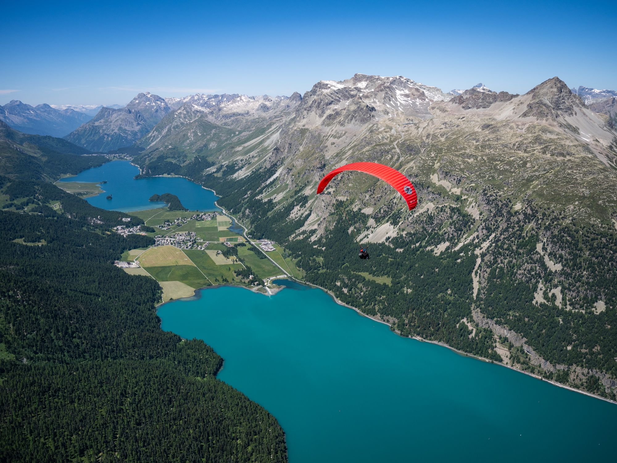 Paragliding in the Engadin: Tandem flight over landscapes and lakes with breathtaking views of the mountains.