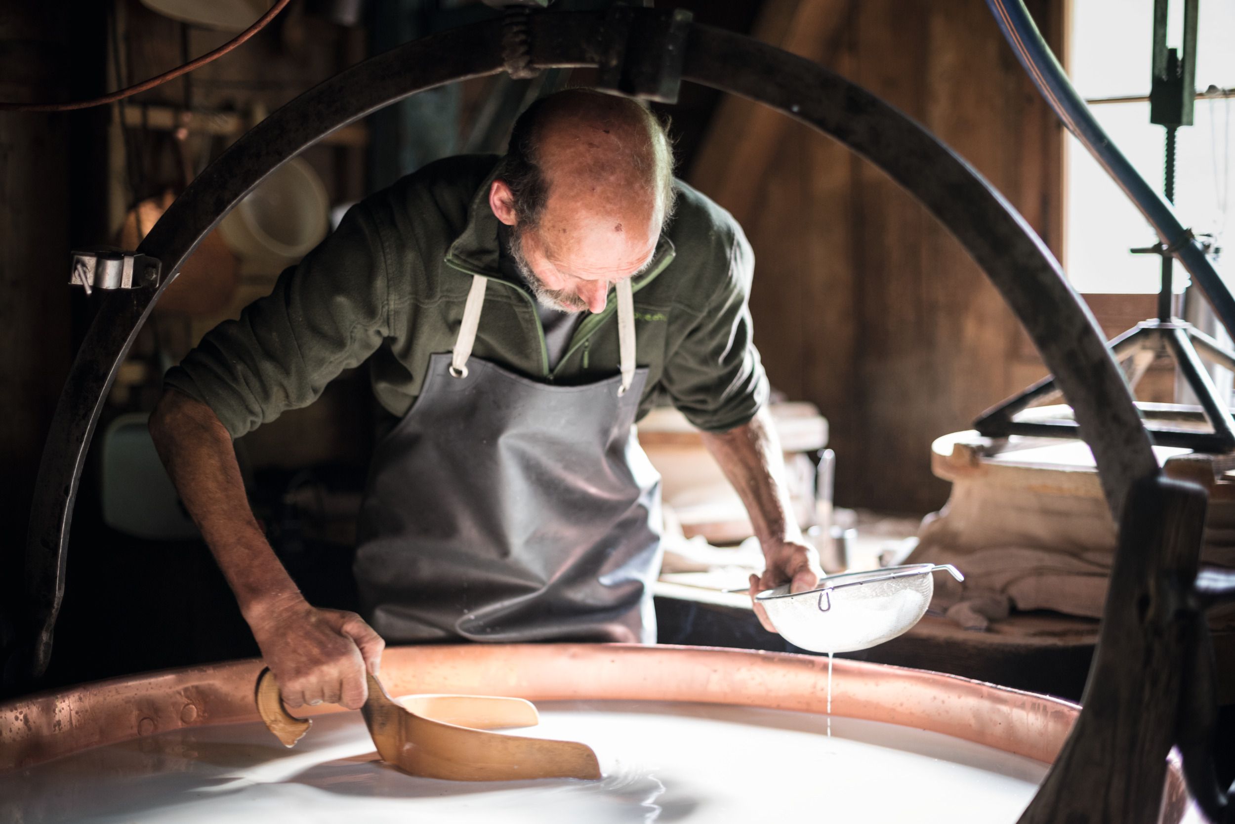 Fromagerie de Gruyères : Découvre la fabrication traditionnelle de fromage dans la région de Gruyères en Suisse.