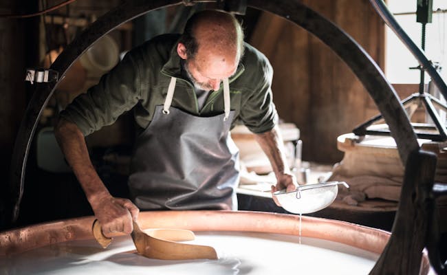 Quesería de Gruyères: Experimenta la elaboración tradicional de queso en la región de Gruyères en Suiza.