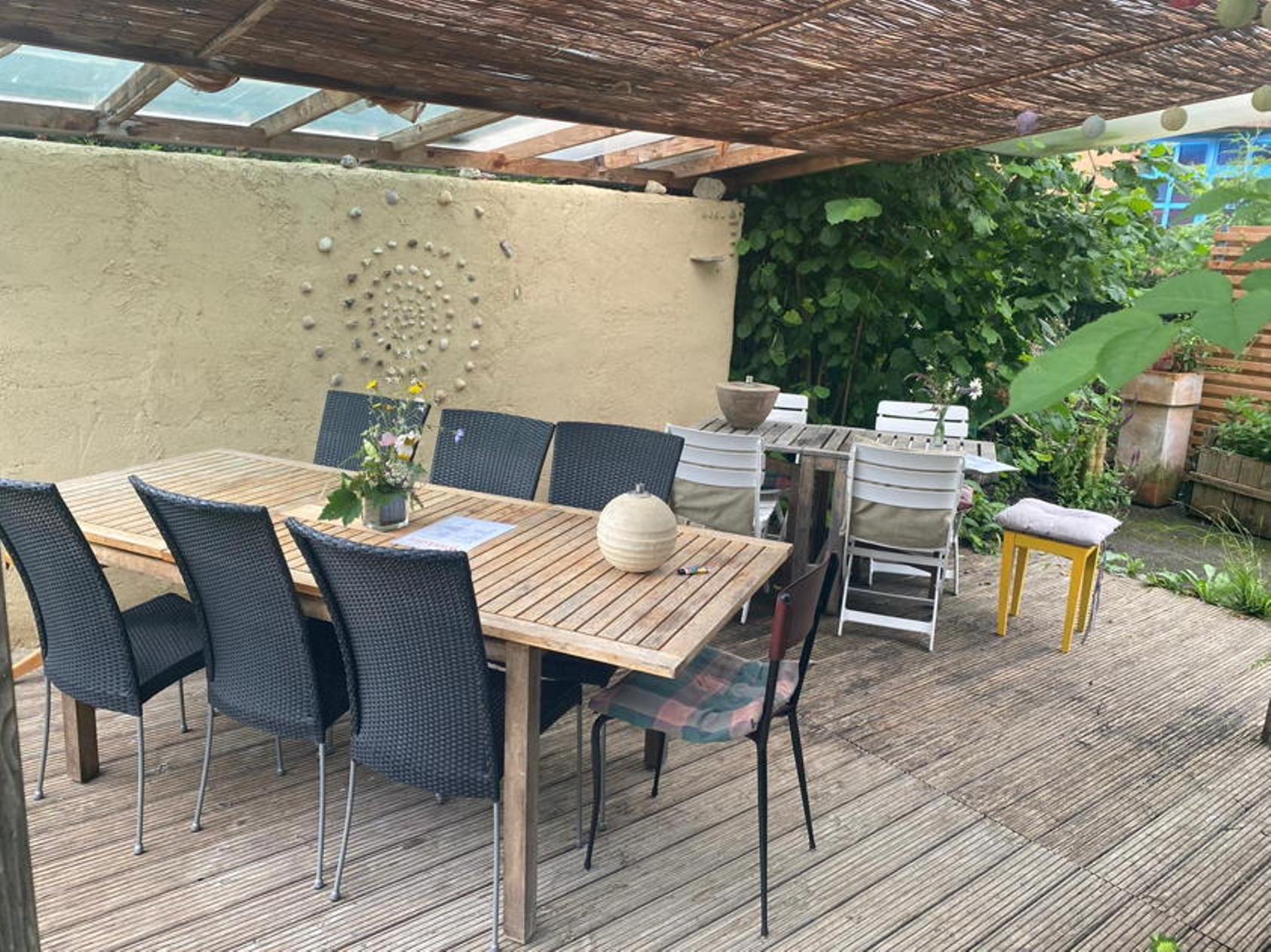 Typisk schweizerkøkken i Basel Land på en terrasse med træmøbler og planter.