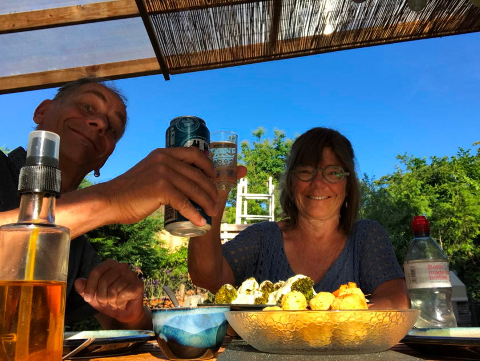 Nachmittags-Snack in Basel mit Freunden, Essen und Getränken im Freien.