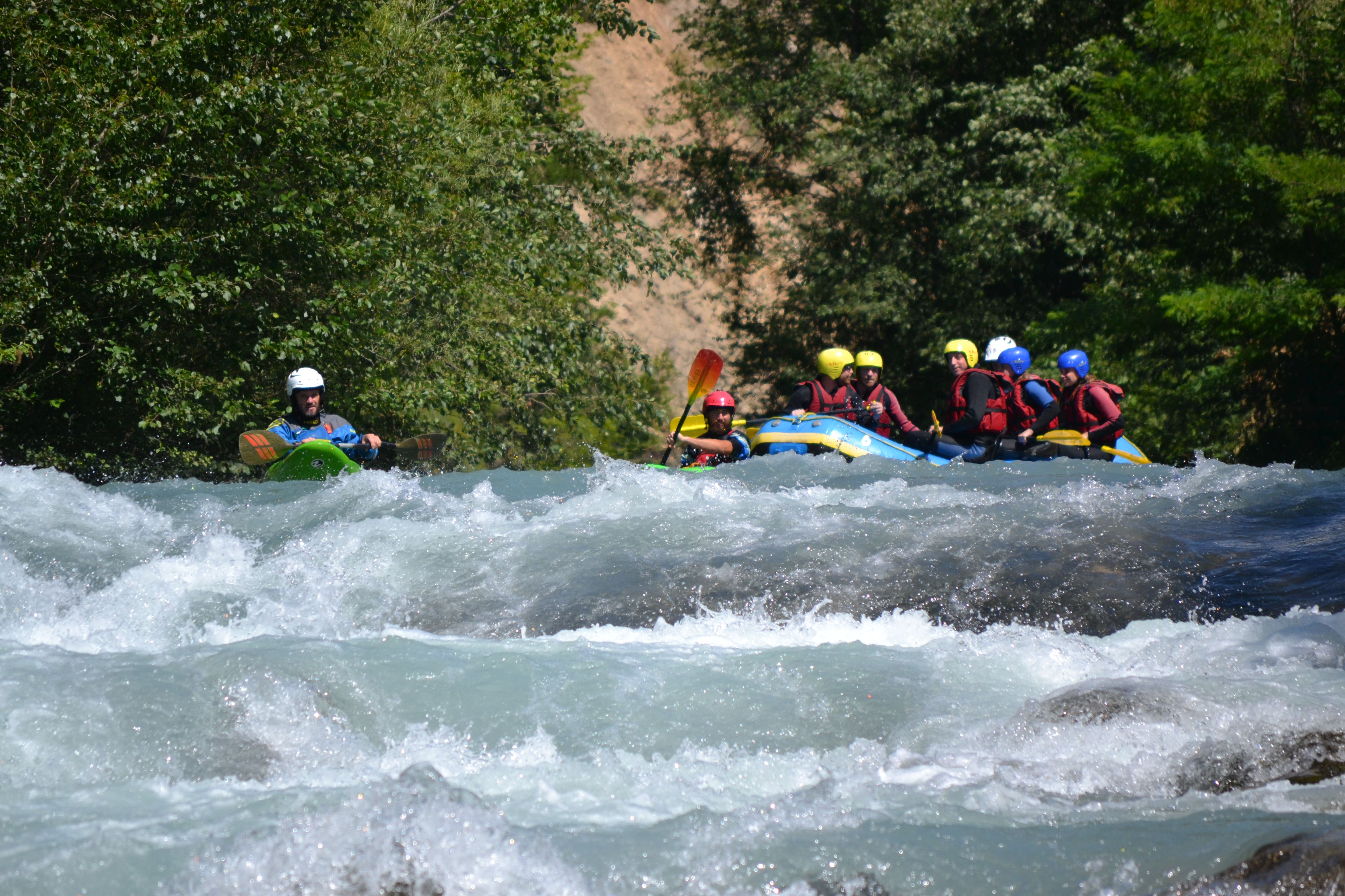 Rafting su un fiume nel 2023 con partecipanti in gommone.