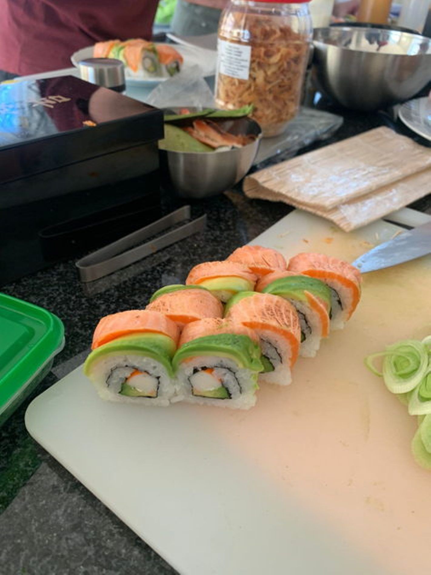 Курс по приготовлению суши в Люцерне: приготовление суши с свежим лососем, огурцами и другими ингредиентами.
