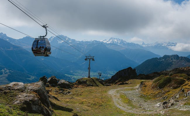 Gletscherbahn Moosfluh em Riederalp, vista da montanha, nuvens