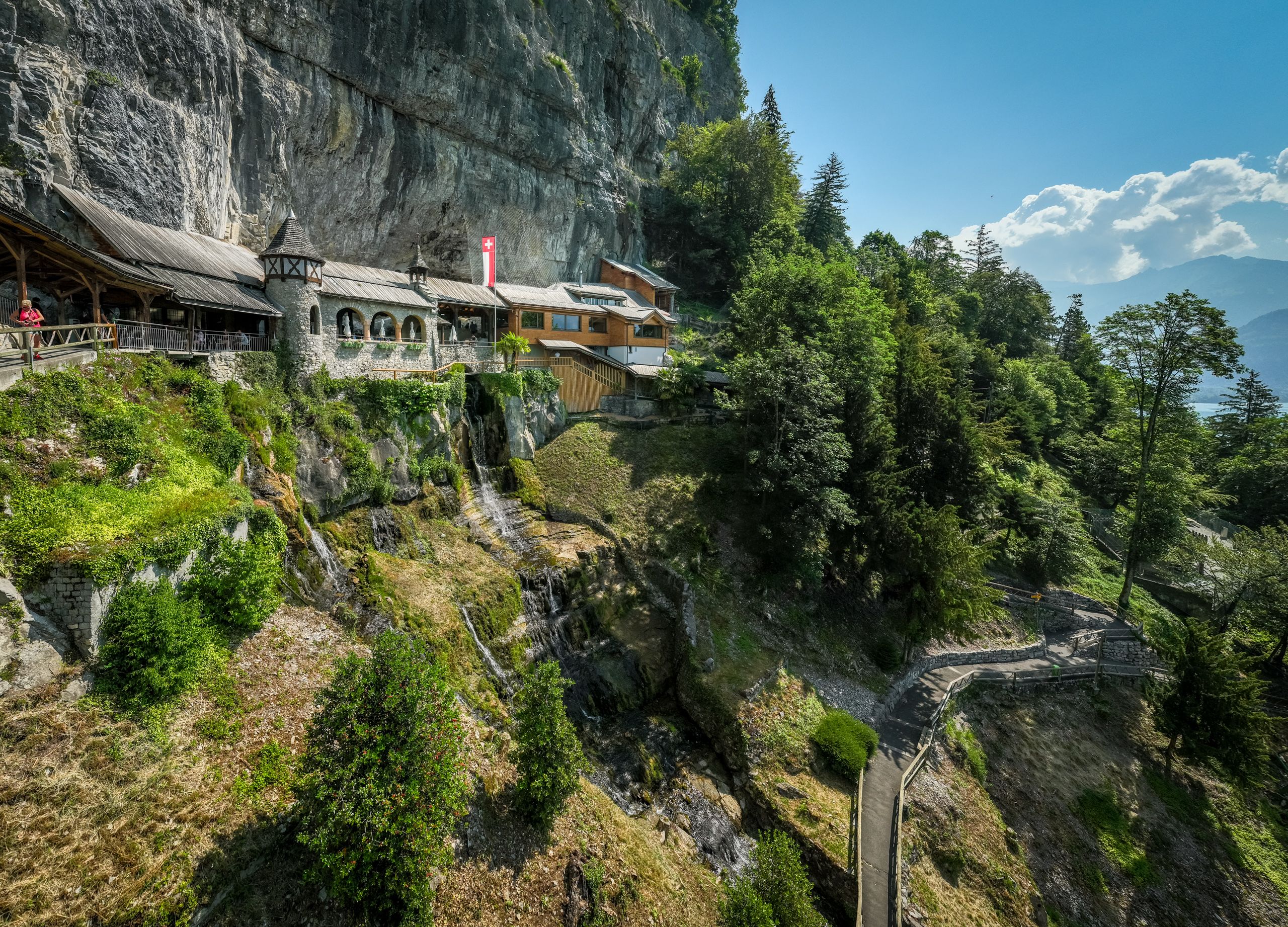 كهوف بياتوس: انطباعات عن المناظر الرائعة لكهوف منطقة إنترلاكن في الطبيعة.