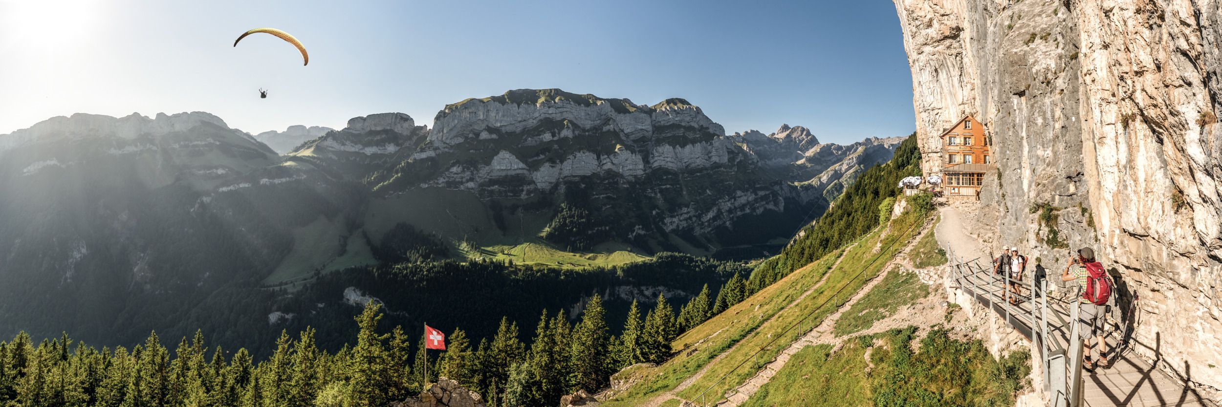 Bergshotell Aescher: Vandrare i det vackra Ebenalp-området med utsikt över bergen och naturen.