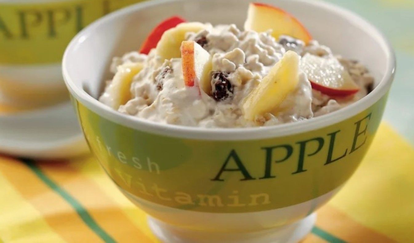 Bázeňské müsli s jablky, ovesnými vločkami a ořechy.