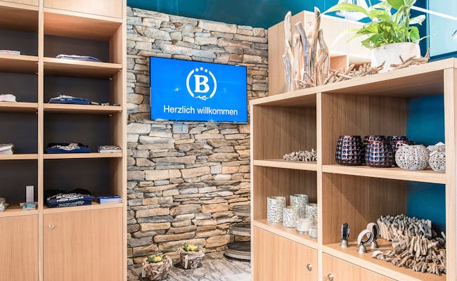 Blausee Shop: Moderne interieur met cadeauartikelen en welkomstbord.