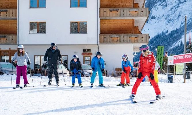 Skidag i Bodmi-arenan: Skidåkning med barn i Grindelwald, vintersportparadis för familjer.