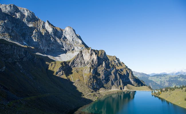 Bannalpsee a Engelberg nel 2023, lago tranquillo con montagne sullo sfondo