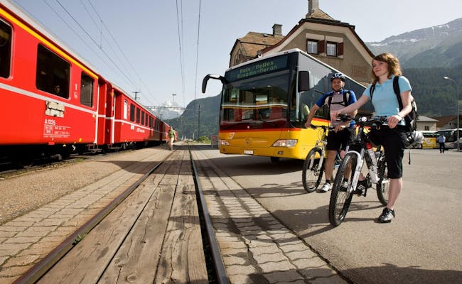 Postauto: Opdag transport med cykel og tog i det idylliske bjerglandskab om sommeren