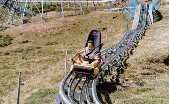 Slittino bambini al Monte Tamaro su una pista estiva