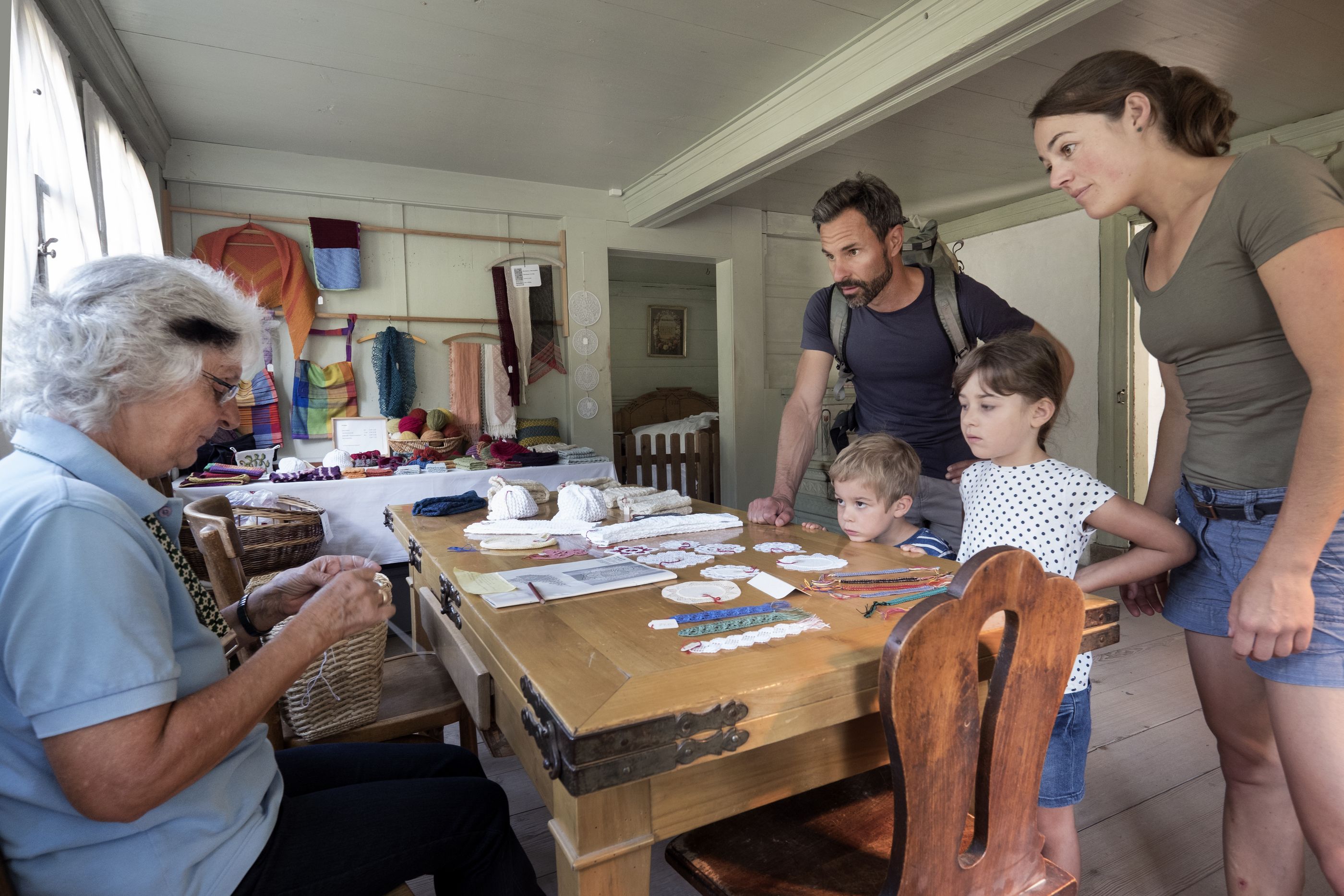 在巴伦贝格露天博物馆的家庭织毛衣，活动，手工艺