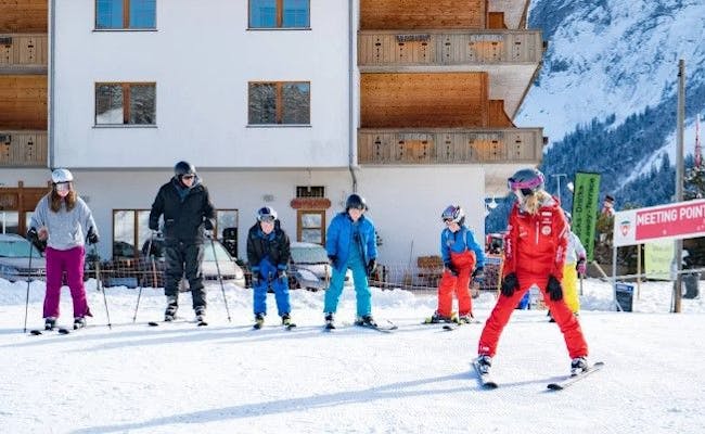 Skiunterricht für Anfänger in Grindelwald mit Familie und Kindern im Winter bei Outdoor.ch