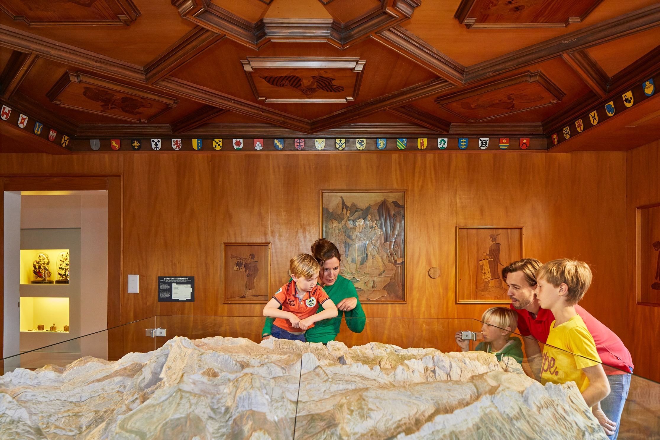 Schweizerhausmuseet i Gletschergarten i Luzern, det perfekte sted for familier med børn og kunstelskere.