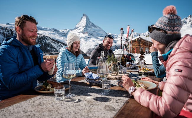 Gourmet en la pista: Compra deliciosos alimentos con vista al Matterhorn en Zermatt.