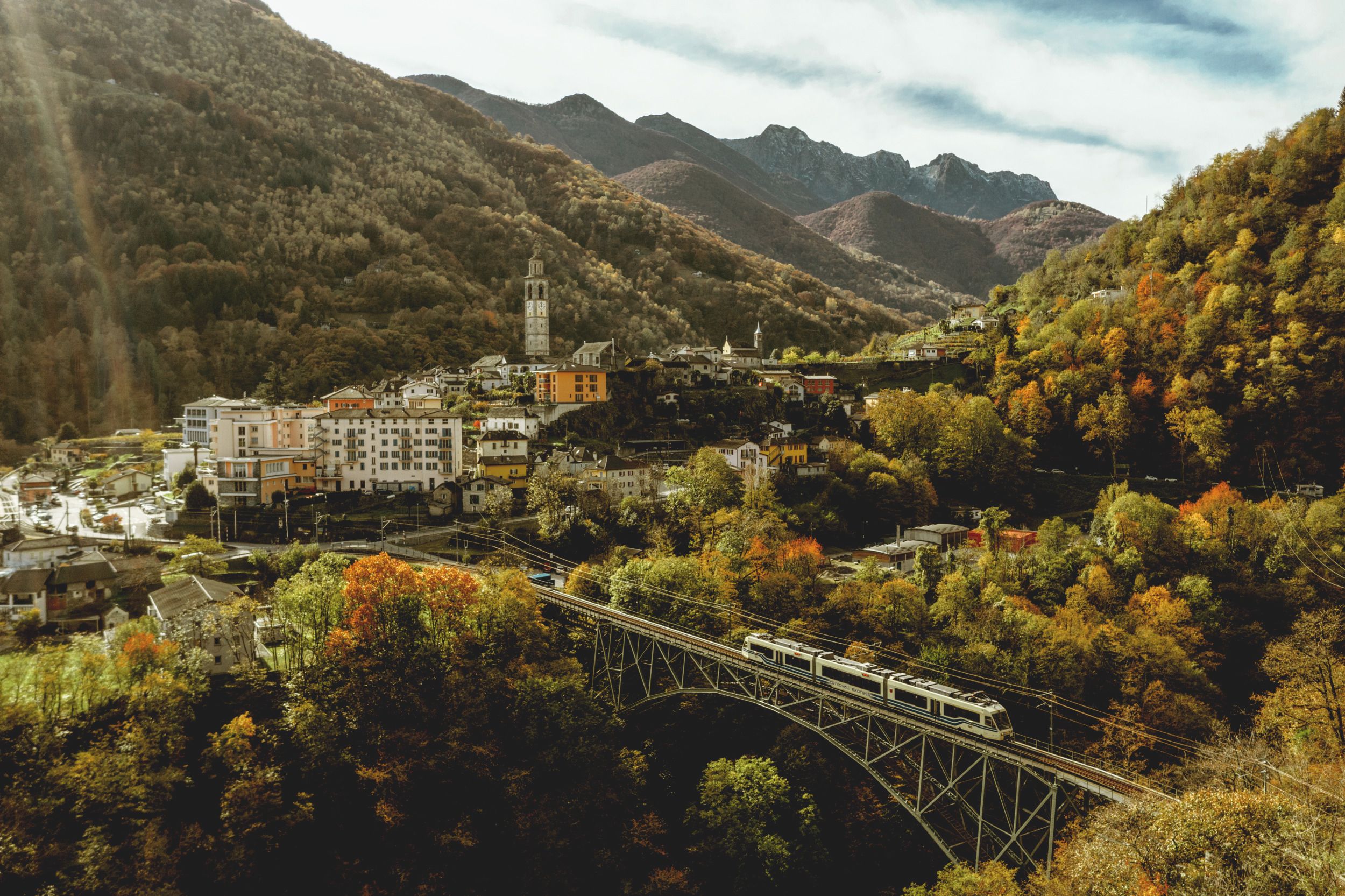 หมู่บ้านอิทรางนากับรถไฟเซนโตวาลลี ทิวทัศน์สวยงามและอาคารที่มีเสน่ห์ในสวิตเซอร์แลนด์