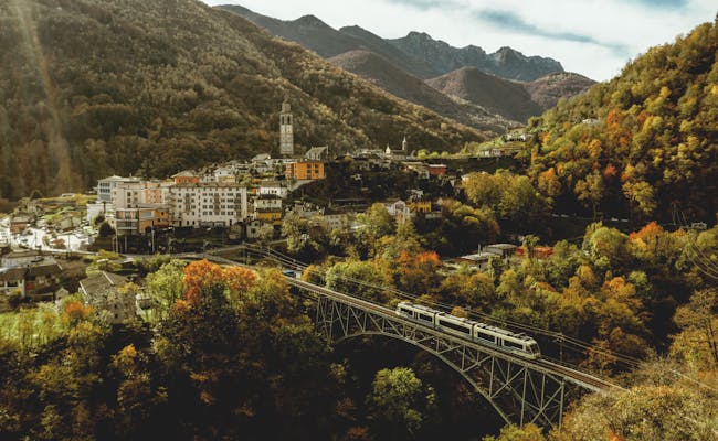 Pueblo de Intragna con el tren Centovalli, paisajes pintorescos y edificios encantadores en Suiza.