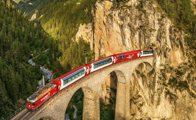 Viaductul Landwasser: vehiculele vamale traversează podul impresionant din Munții din Filisur.