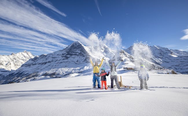 Männlichen: Divertimento invernale con i bambini a Grindelwald, neve e una straordinaria cornice montuosa.