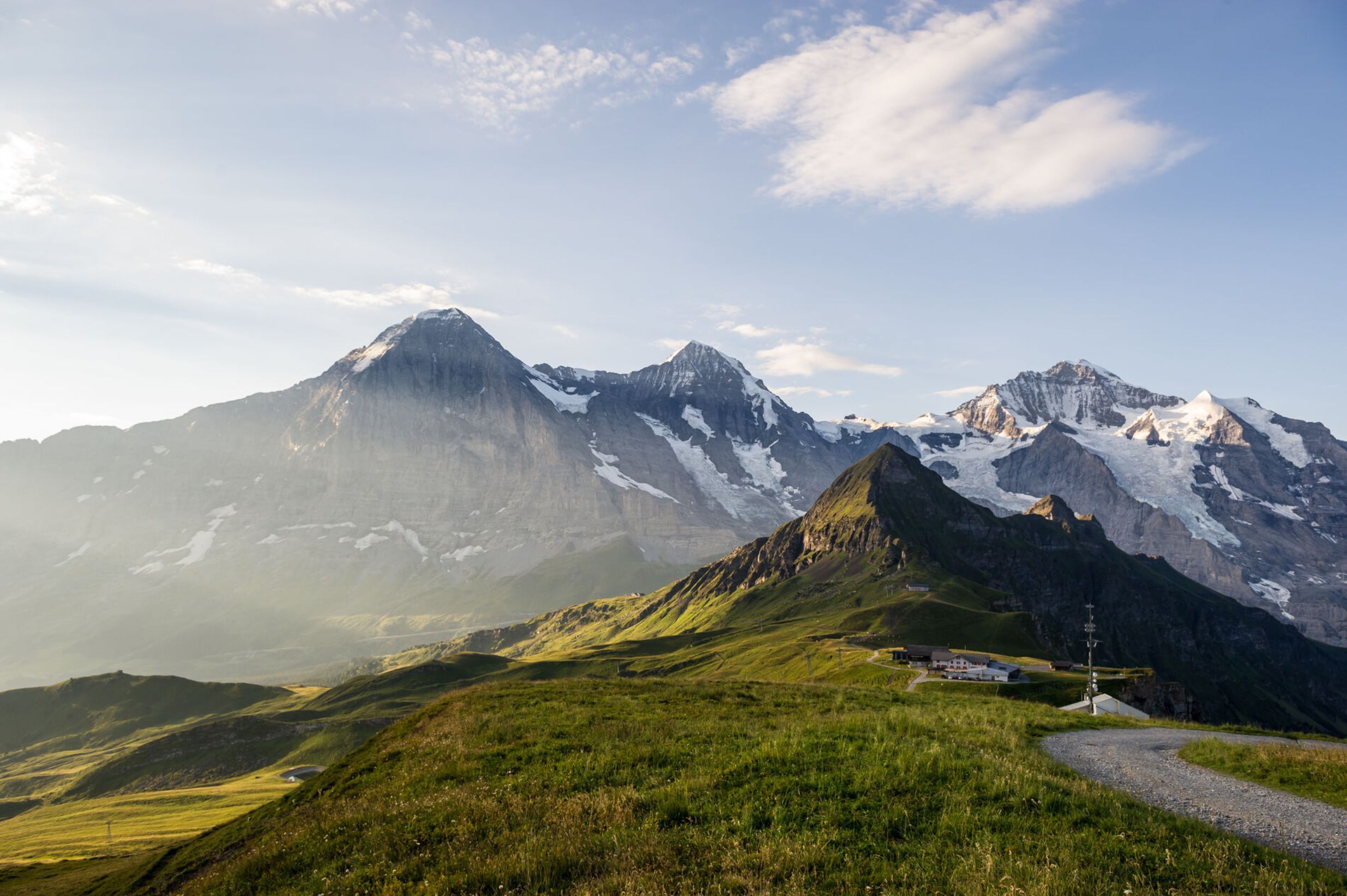 在梅尼根徒步旅行，欣赏山脉，绿色地形，日间旅行