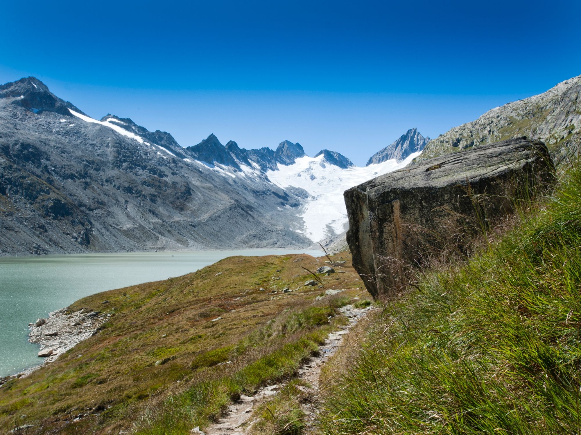 Oberaar Wanderweg mit Gletscherblick und See