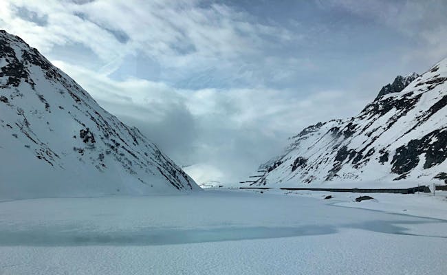 Der Oberalppass mit verschneitem See