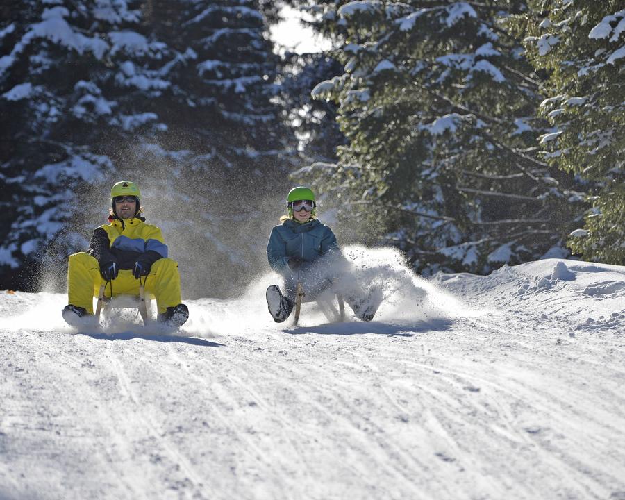 Lutsbana Sörenberg: Kul i pulkabacken i snön, perfekt för barn och grupper på vintern.