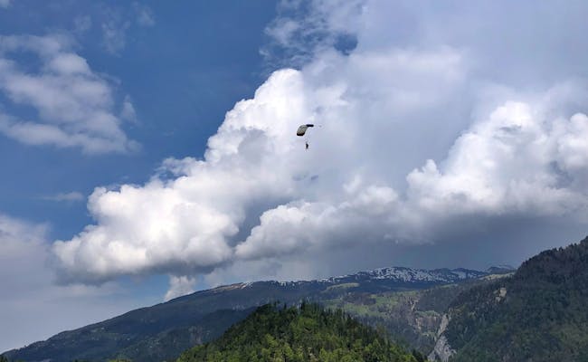 Landung nach dem Fallschirmsprung (Foto: Seraina Zellweger)