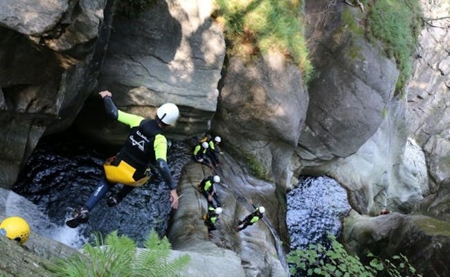 Canyoning Corippo: Experience thrilling canyoning in the Verzascatal with a group for rappelling and diving.
