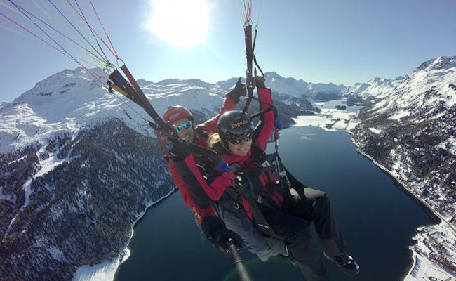 Tandem fallskärmshoppning över Lake St. Moritz på vintern.