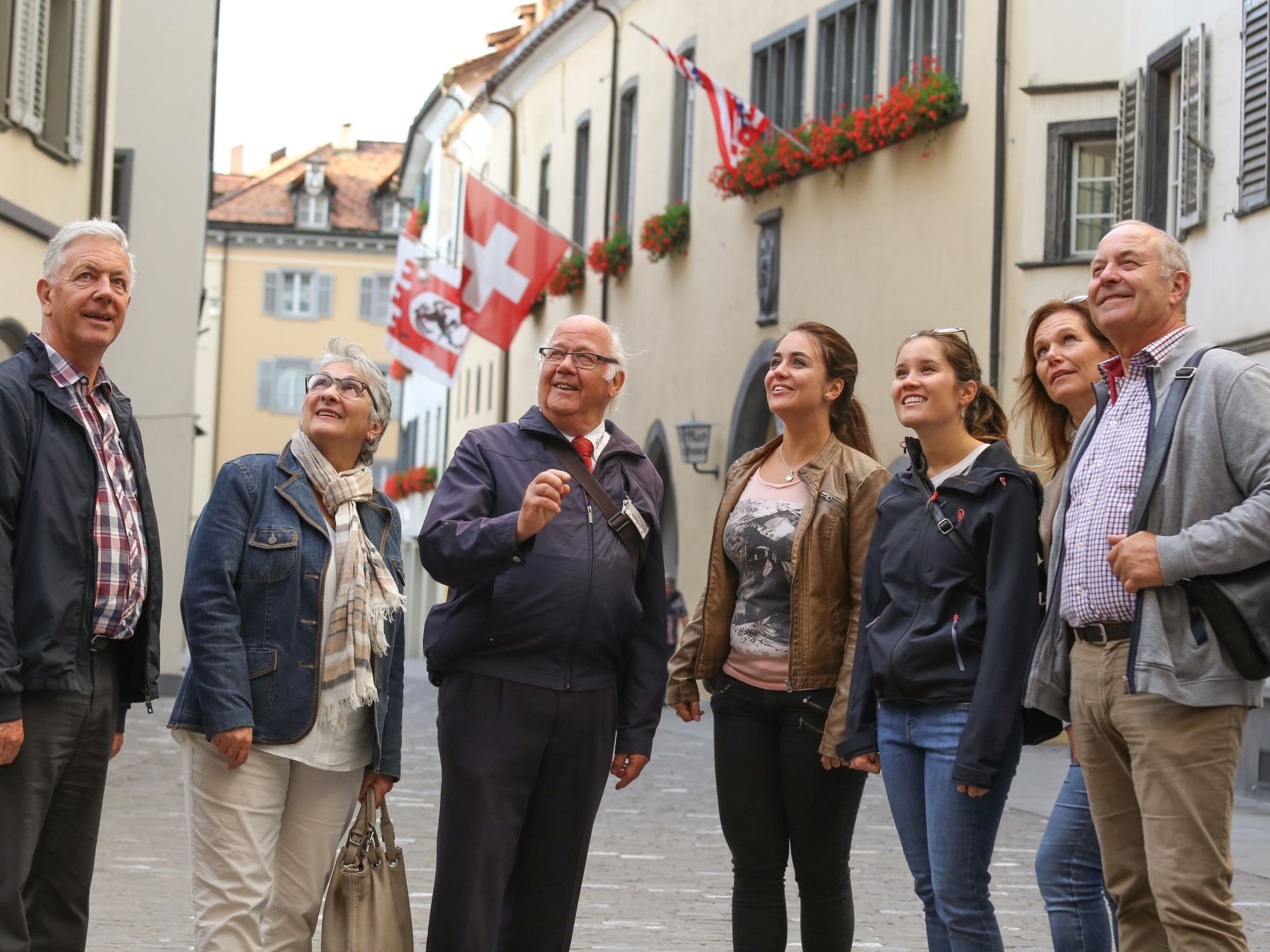 Guided tur i gamla stan i Chur, grupp i samtal, historisk miljö.