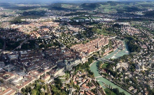 Bern Altstadt vanuit de vogelperspectief met rivier en stadsdelen.