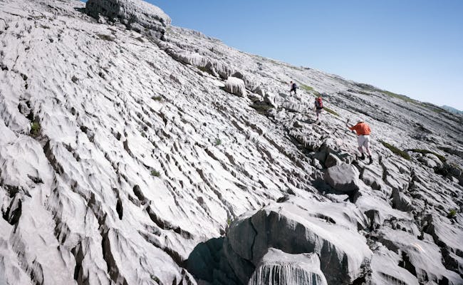Schrattenfluh : Les randonneurs explorent le paysage impressionnant de la biosphère UNESCO d'Entlebuch.