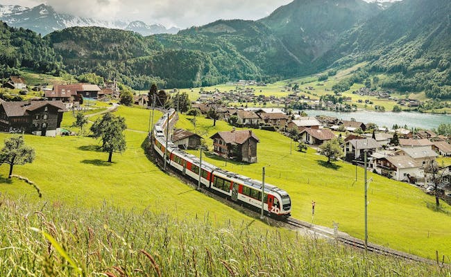 รถไฟ Zentralbahn วิ่งผ่านเนินเขาสีเขียวในประเทศสวิตเซอร์แลนด์.